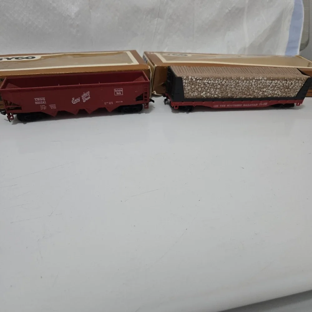 Vintage TYCO HO Scale Freight Car Lot Southern Log Car & CB&Q Hopper w/ Boxes